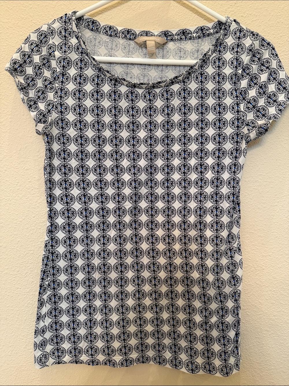 Banana Republic Women’s White & Navy Printed Scoop Neck Blouse Size XS